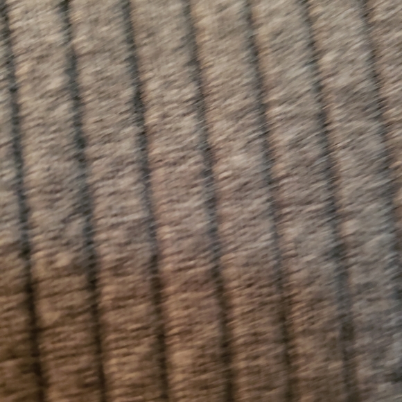 Beautiful, like new, soft, long sleeve, round neck gray sweater. Size small. - Picture 4 of 4